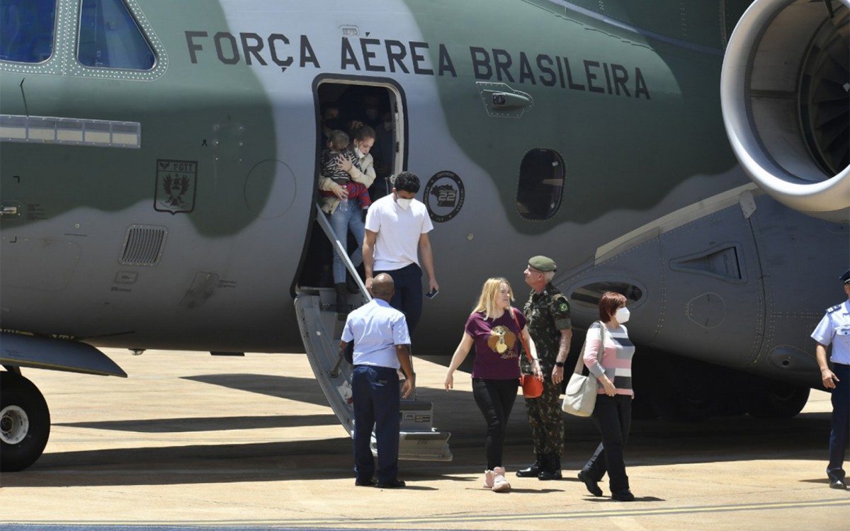 Brasileiros e estrangeiros que fugiram da guerra na Ucr&acirc;nia chegaram a Bras&iacute;lia na tarde desta quinta-feira