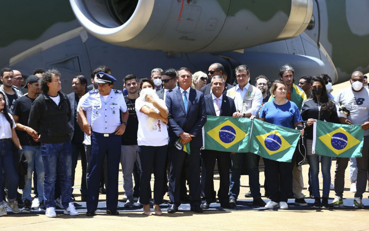 Cerim&ocirc;nia de recep&ccedil;&atilde;o aos brasileiros e estrangeiros provenientes da Ucr&acirc;nia, na Base A&eacute;rea de Bras&iacute;lia