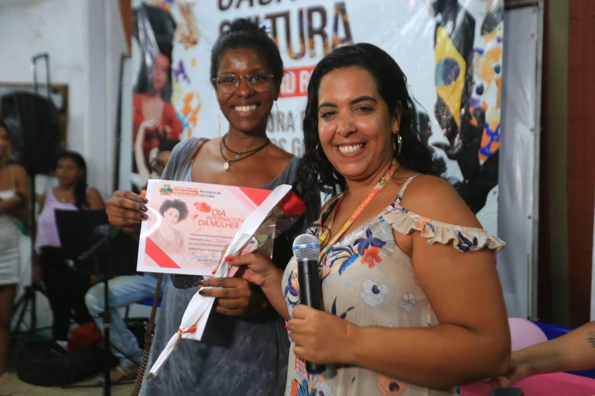 A artista plástica Esther Santos recebeu o diploma e ficou feliz em ter o seu trabalho reconhecido - Rafael Barreto / PMBR