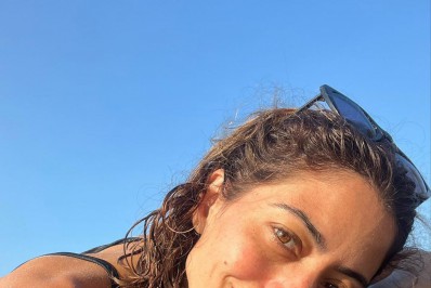 Carol Castro posta fotos de biquíni para celebrar aniversário