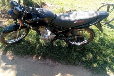 Homem tem moto furtada enquanto estava no banco