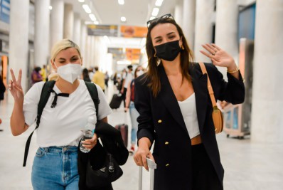 Rafa Kalimann e Duda Beat desembarcam em aeroporto do Rio