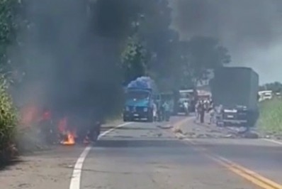 Vídeo: homem morre após carro bater em caminhão e pegar fogo
