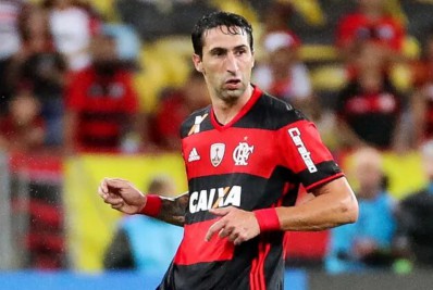 Livre no mercado, ex-zagueiro do Flamengo entra na mira de clube argentino