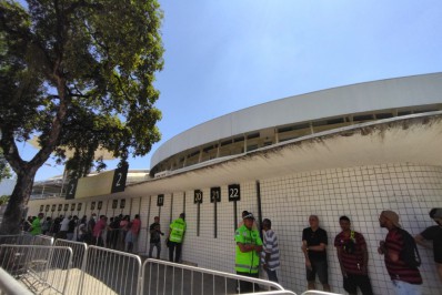 Com poucos ingressos restando, torcedores do Flamengo fazem grandes filas para comprar entradas para o duelo contra o Bangu