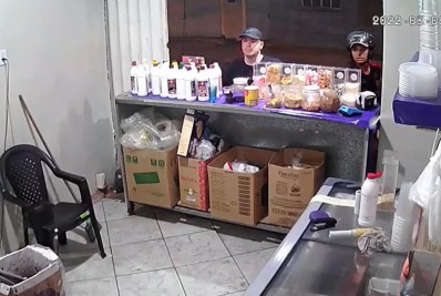 Câmera de segurança mostra momento em que dupla assalta lanchonete na Zona Norte