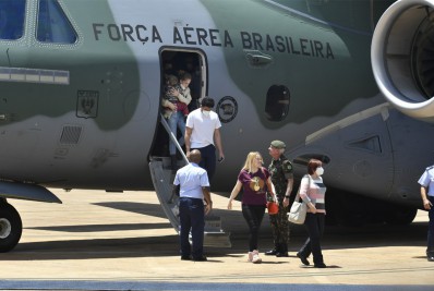 Avião da FAB com brasileiros que estavam na Ucrânia chega a Brasília