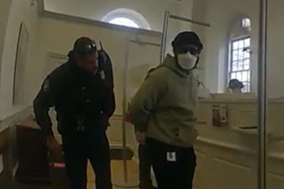 Diretor de 'Pantera Negra' é detido após ser confundido com ladrão ao tentar sacar dinheiro de sua conta 