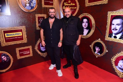 Tiago Abravanel e mais famosos conferem estreia de musical em São Paulo