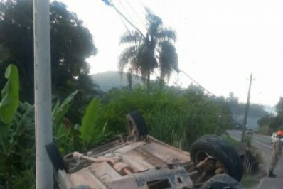 Homem sai ileso de capotagem de carro em Valença