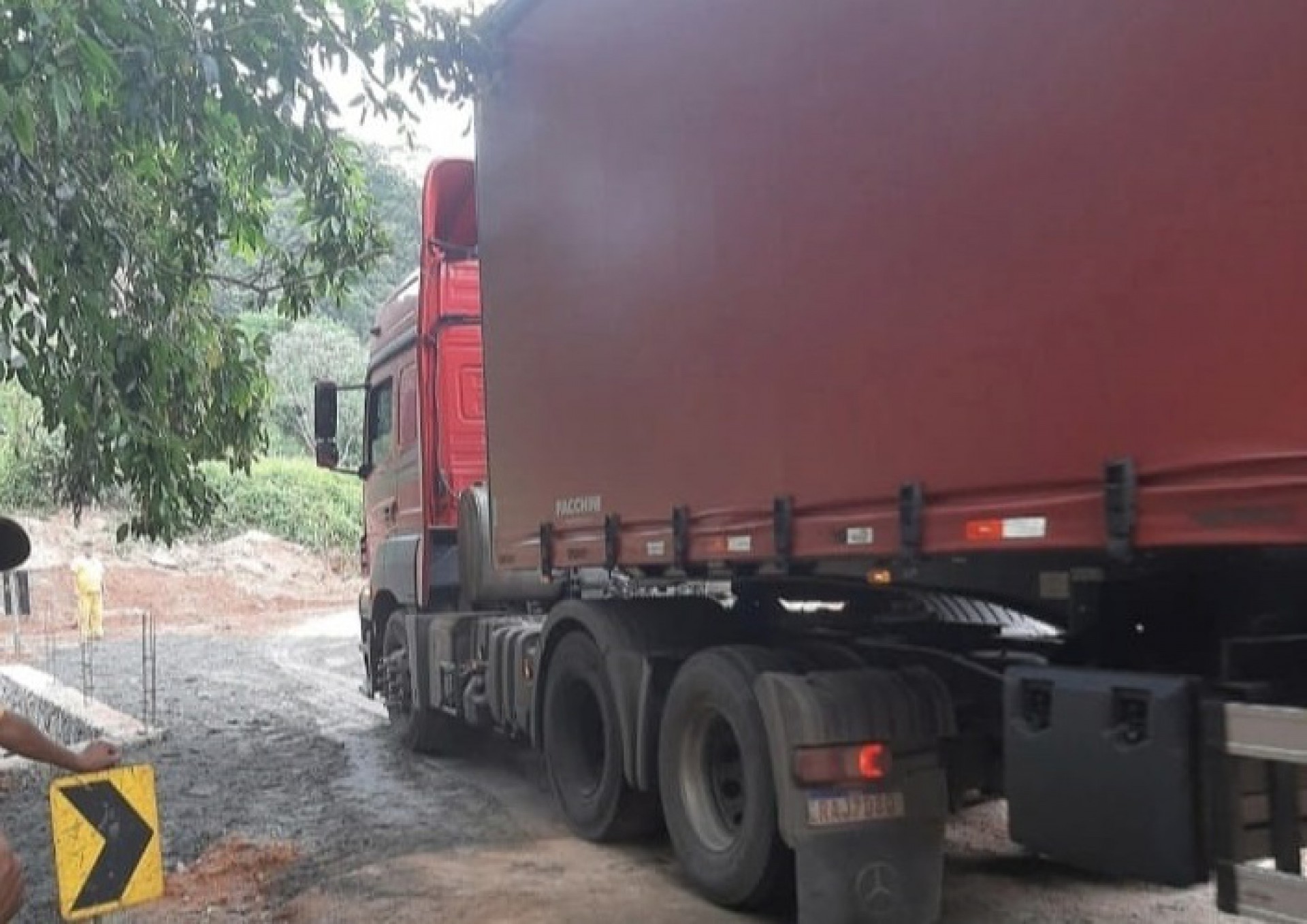 O trânsito de veículos, inclusive de caminhões, está liberado na ponte do Ariró - Foto: Divulgação