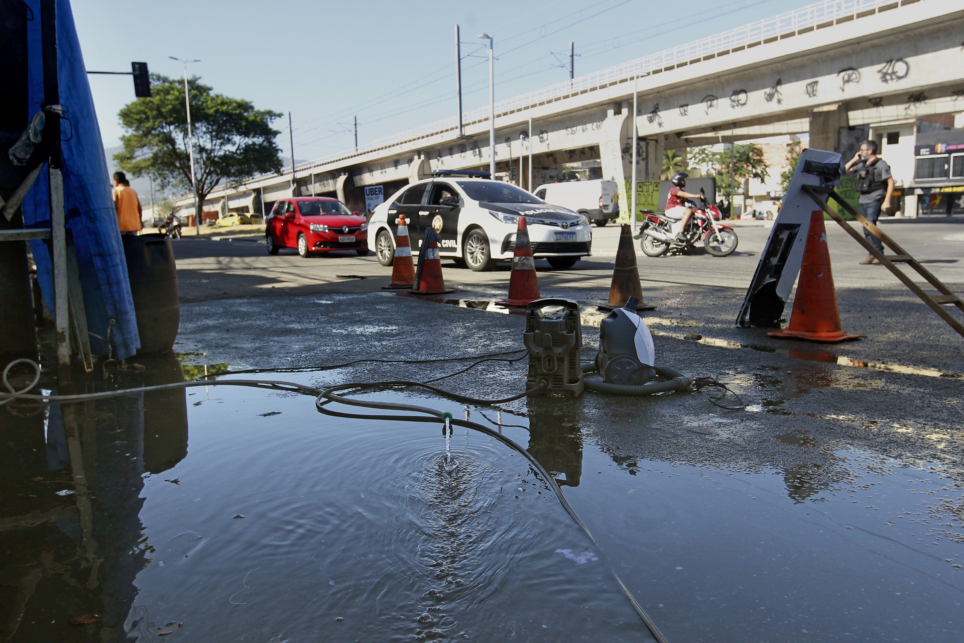 Geral - Opera&ccedil;&atilde;o contra lava-jatos clandestinos na Leopoldo Bulh&otilde;es, entre Benfica e Bonsucesso, zona norte do Rio, na manha de hoje. A Secretaria de Ordem Publica (Seop) em a&ccedil;&atilde;o conjunta com a Policia Civil realiza nesta quinta-feira (10) mais uma opera&ccedil;&atilde;o de combate aos lava-jatos clandestinos na Rua Leopoldo Bulh&otilde;es, entre os bairros de Manguinhos e Benfica, na Zona Norte do Rio. A a&ccedil;&atilde;o conta com apoio da Guarda Municipal, da Secretaria de Conserva&ccedil;&atilde;o, da Comlurb e das concessionarias Light e Aguas do Rio e ocorre de forma pacifica. Na foto, desperd&iacute;cio de agua na regi&atilde;o. - Reginaldo Pimenta / Agencia O Dia