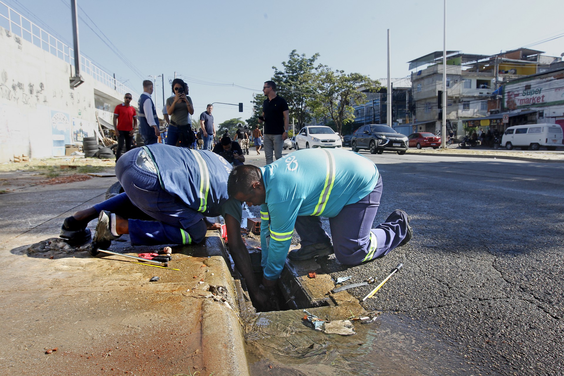 Opera&ccedil;ao contra lava-jatos clandestinos na Leopoldo Bulhoes, entre Benfiba e Bonsucesso, zona norte do Rio, na manha de hoje - Reginaldo Pimenta / Agencia O Dia