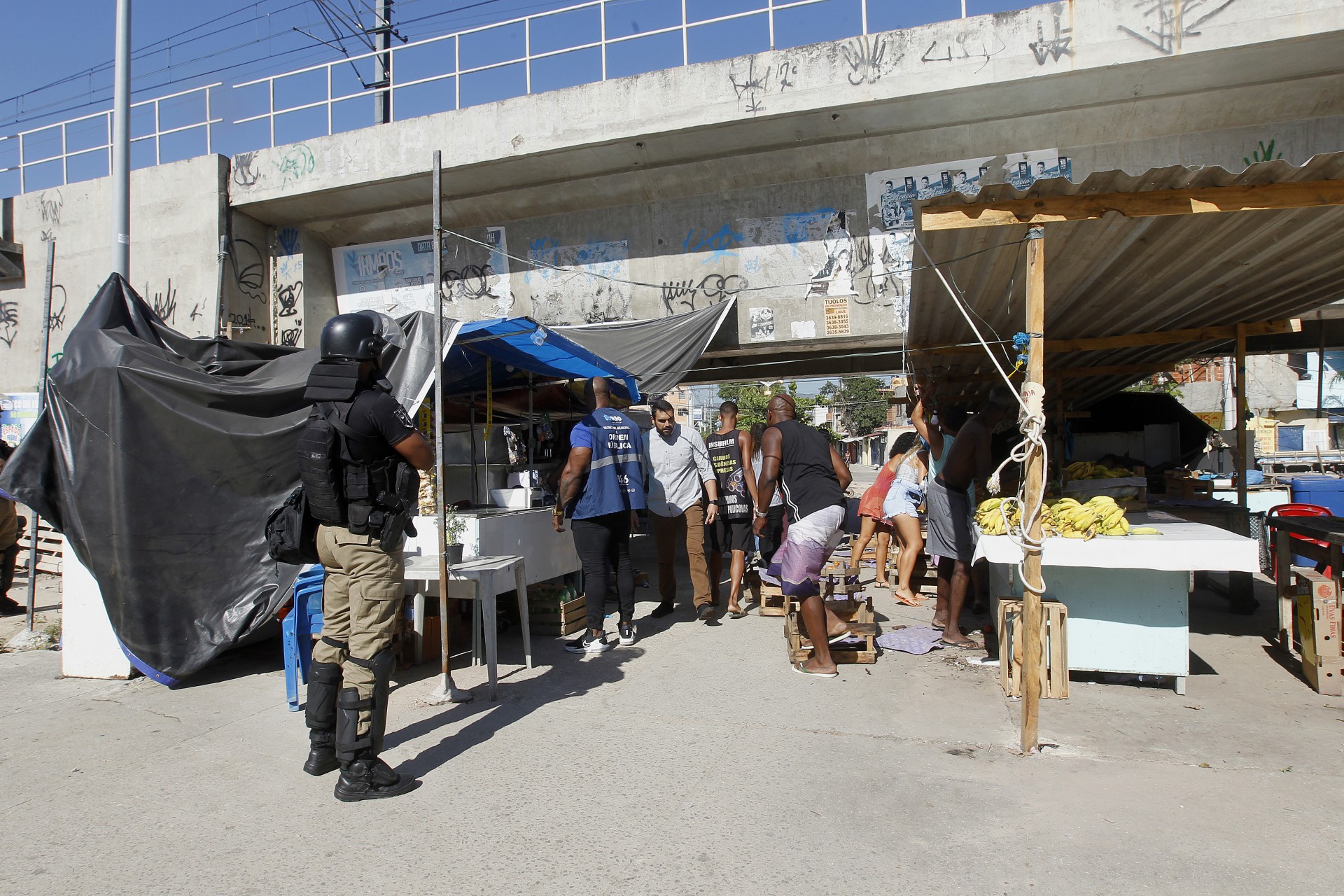 Opera&ccedil;ao contra lava-jatos clandestinos na Leopoldo Bulhoes, entre Benfiba e Bonsucesso, zona norte do Rio, na manha de hoje - Reginaldo Pimenta / Agencia O Dia
