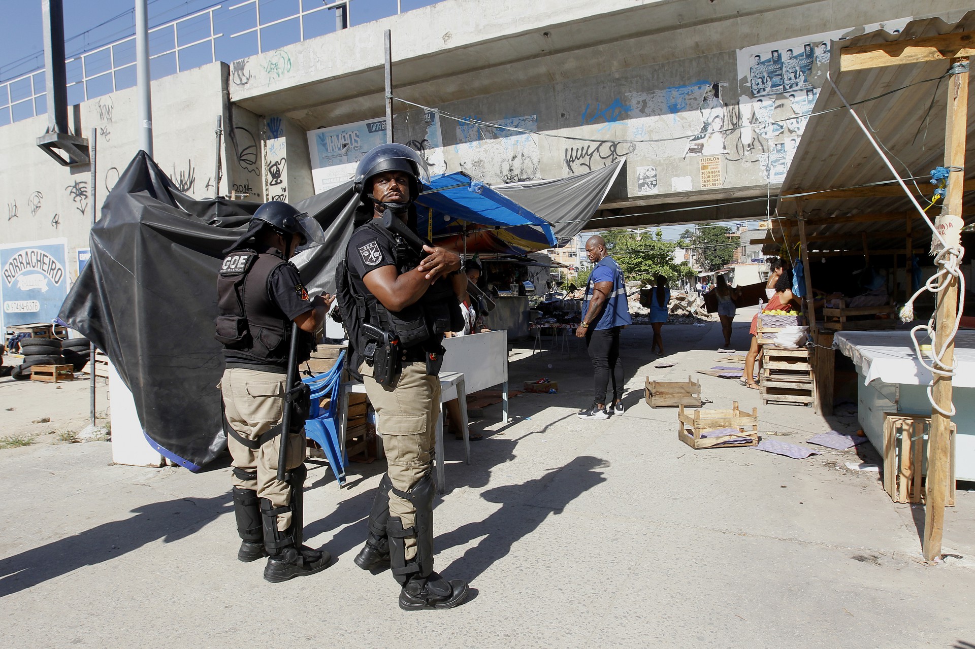 Opera&ccedil;ao contra lava-jatos clandestinos na Leopoldo Bulhoes, entre Benfiba e Bonsucesso, zona norte do Rio, na manha de hoje - Reginaldo Pimenta / Agencia O Dia