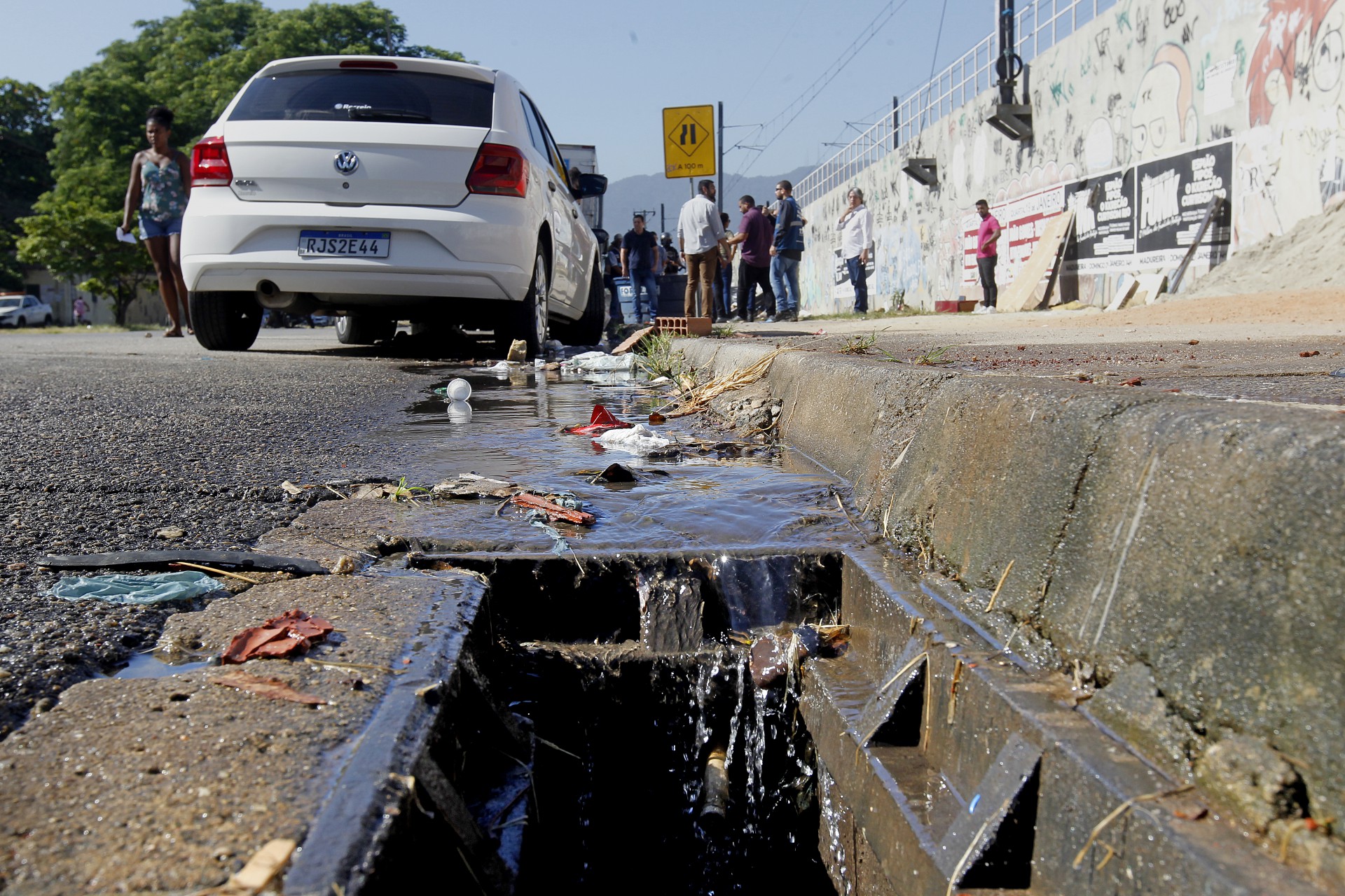 Opera&ccedil;ao contra lava-jatos clandestinos na Leopoldo Bulhoes, entre Benfiba e Bonsucesso, zona norte do Rio, na manha de hoje - Reginaldo Pimenta / Agencia O Dia