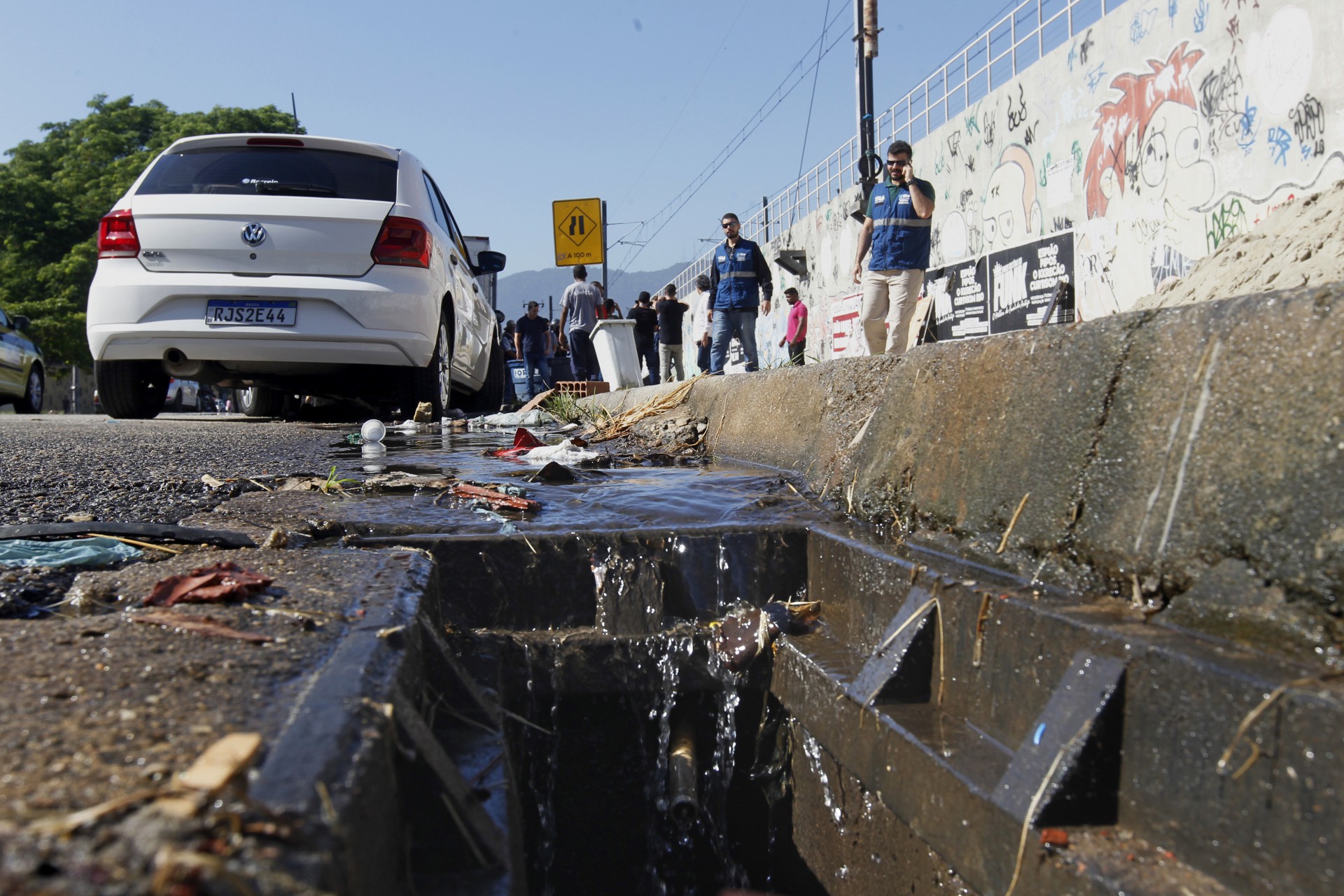 Opera&ccedil;ao contra lava-jatos clandestinos na Leopoldo Bulhoes, entre Benfiba e Bonsucesso, zona norte do Rio, na manha de hoje - Reginaldo Pimenta / Agencia O Dia