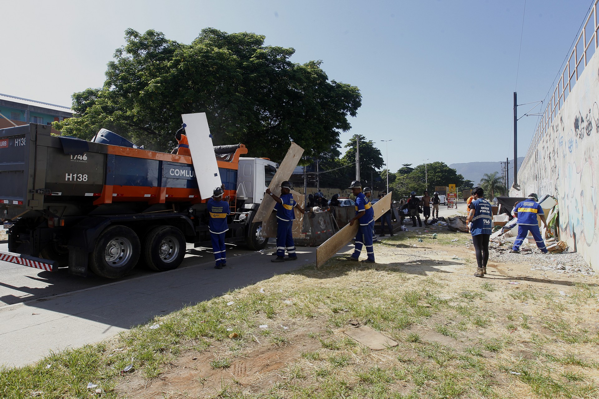 Opera&ccedil;ao contra lava-jatos clandestinos na Leopoldo Bulhoes, entre Benfiba e Bonsucesso, zona norte do Rio, na manha de hoje - Reginaldo Pimenta / Agencia O Dia