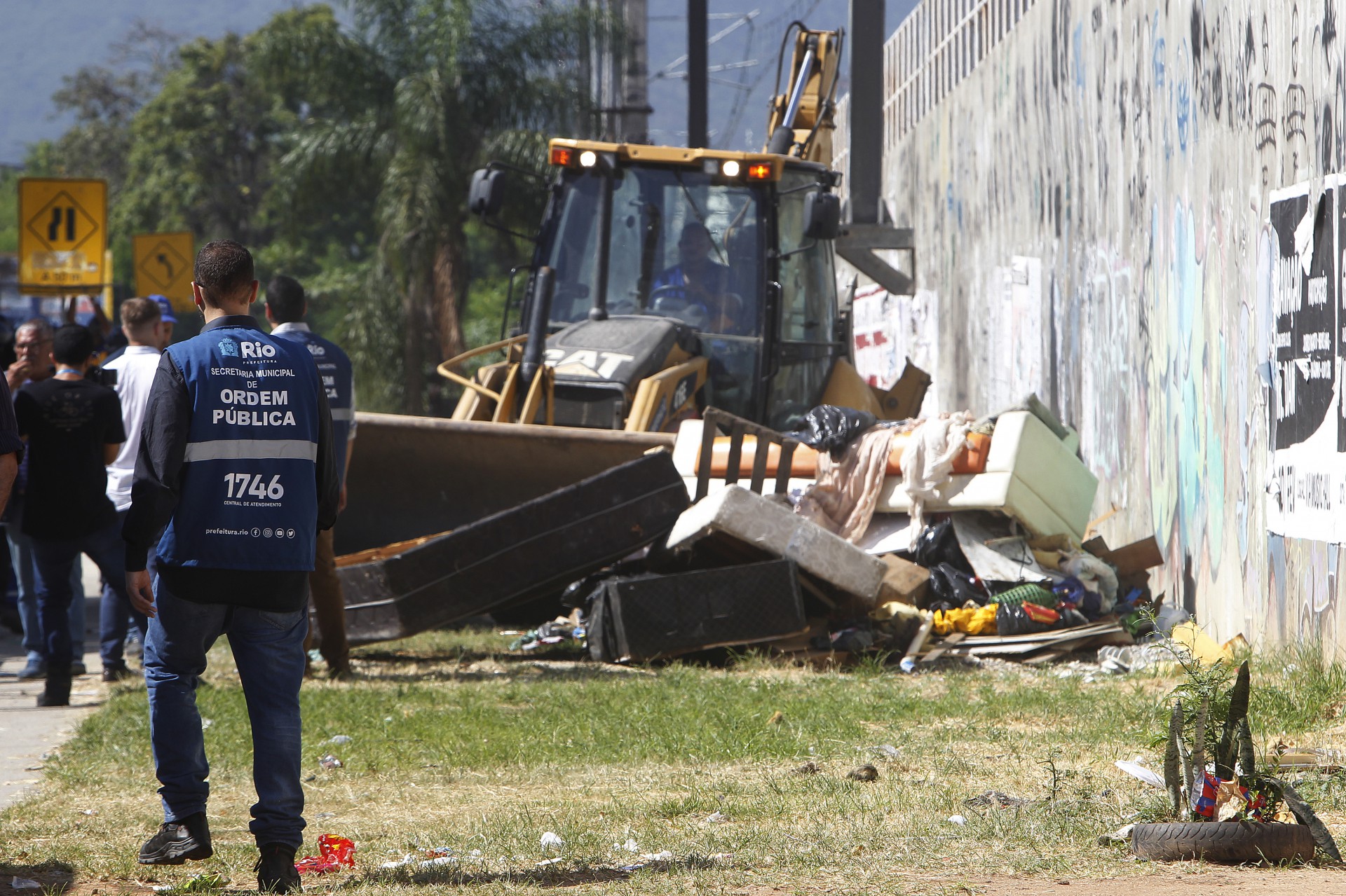 Diversos materiais usados nas atividades irregulares, como mesas, sofás e caixas d'água foram apreendidos - Reginaldo Pimenta / Agencia O Dia