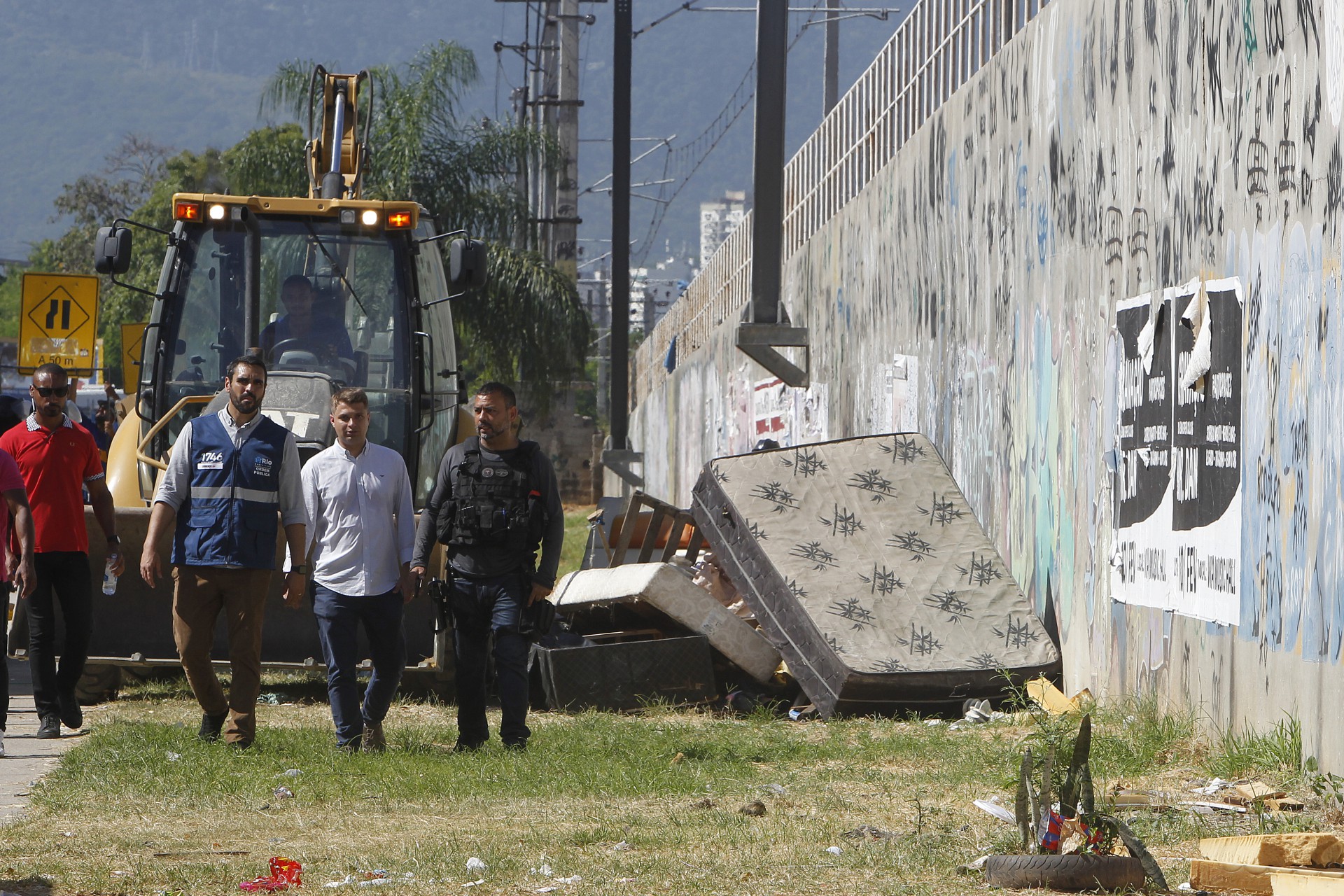 Opera&ccedil;ao contra lava-jatos clandestinos na Leopoldo Bulhoes, entre Benfiba e Bonsucesso, zona norte do Rio, na manha de hoje - Reginaldo Pimenta / Agencia O Dia