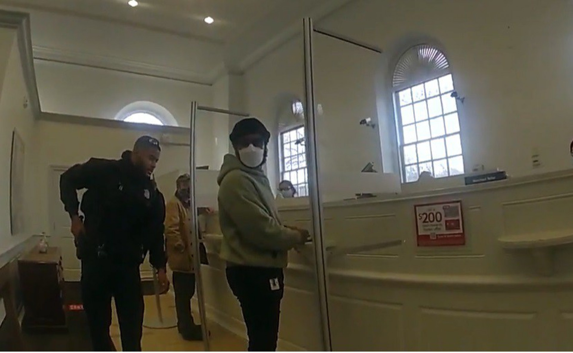 Ryan Cooler é detido por engano em banco dos Estados Unidos - Reprodução/FOX5Atlanta