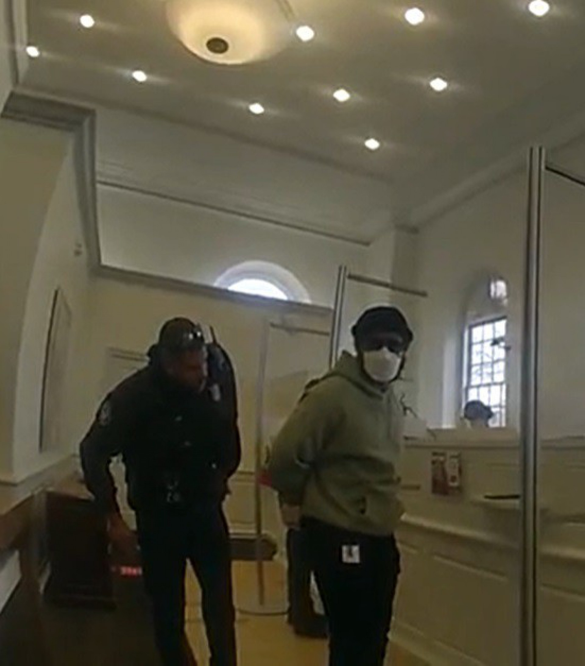 Ryan Cooler é detido por engano em banco dos Estados Unidos - Reprodução/FOX5Atlanta