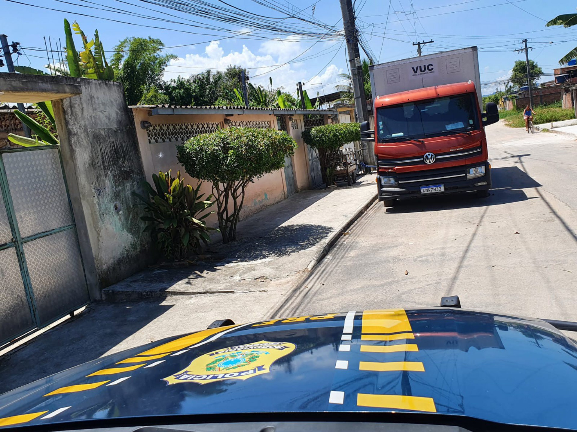 Policiais receberam a informação de que havia um cativeiro dentro da comunidade para motoristas - Reprodução / Redes sociais