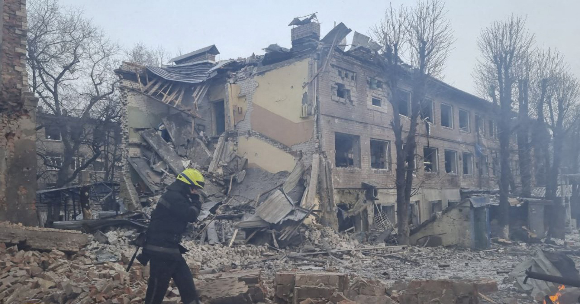 Equipes de resgate trabalham no local de um ataque aéreo na cidade ucraniana de Dnipro - AFP PHOTO / STATE EMERGENCY SERVICE OF UKRAINE / HANDOUT
