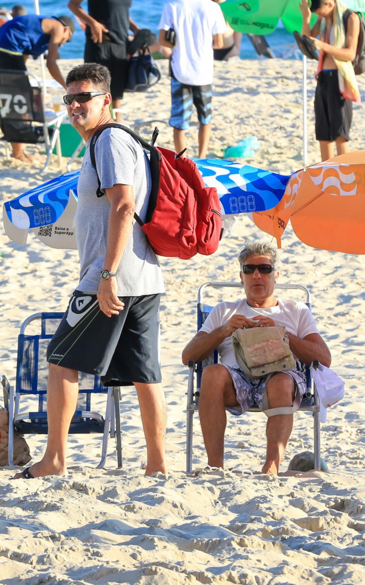 Carol Portaluppi e Renato Ga&uacute;cho curtem dia de sol na Praia do Leblon, na Zona Sul do Rio
