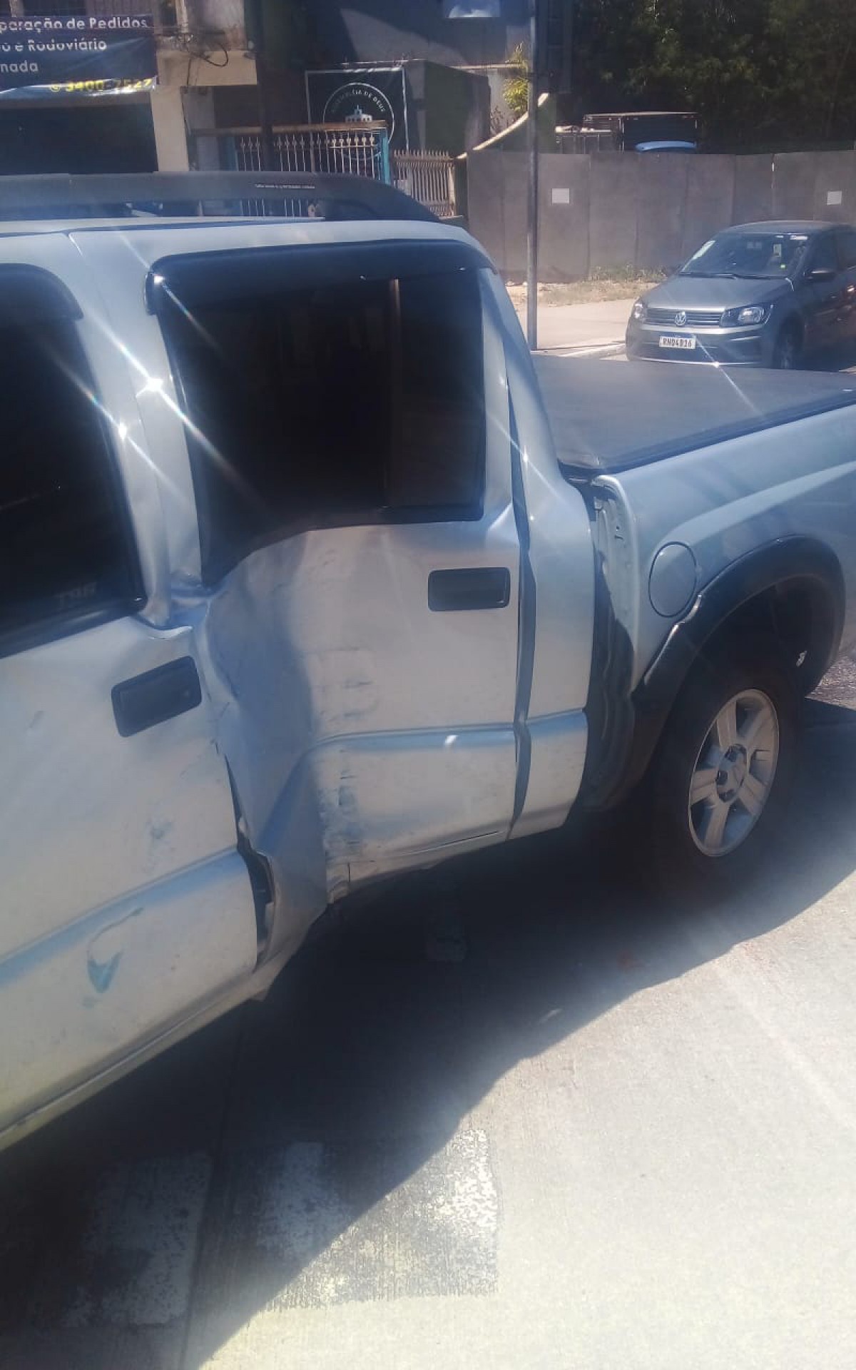 Imagem mostra como ficou o ve&iacute;culo de passeio que avan&ccedil;ou o sinal e colidiu com &ocirc;nibus articulado BRT nesta sexta-feira (11/03), pr&oacute;ximo &agrave; Esta&ccedil;&atilde;o Pedro C&ocirc;rrea, no corredor Transoeste em Jacarepagu&aacute;