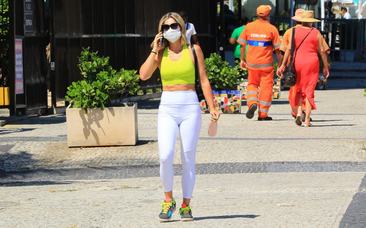 Fl&aacute;via Alessandra deixa academia da Zona Oeste do Rio