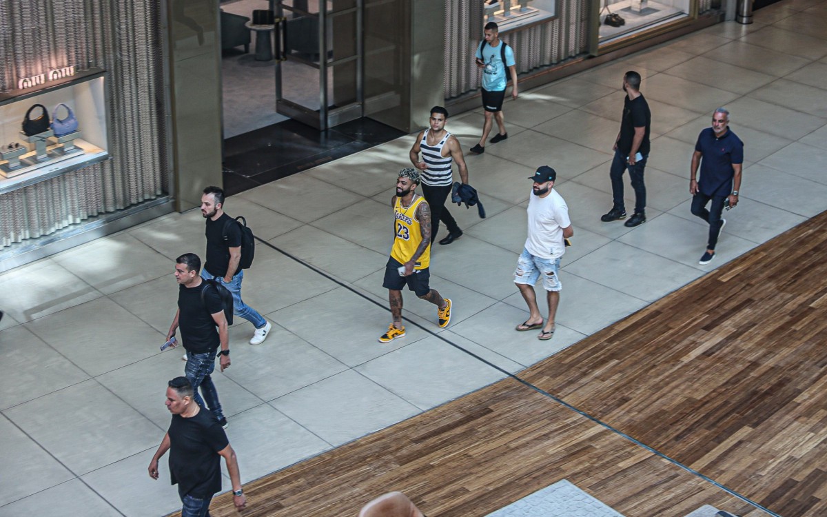 Gabigol passeia em shopping da Zona Oeste do Rio