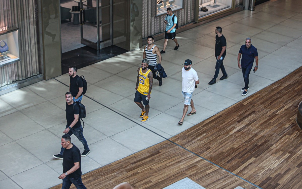 Gabigol passeia em shopping da Zona Oeste do Rio
