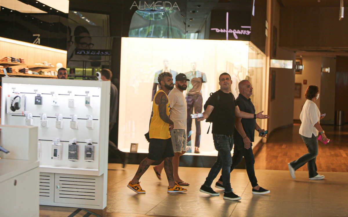 Gabigol passeia em shopping da Zona Oeste do Rio