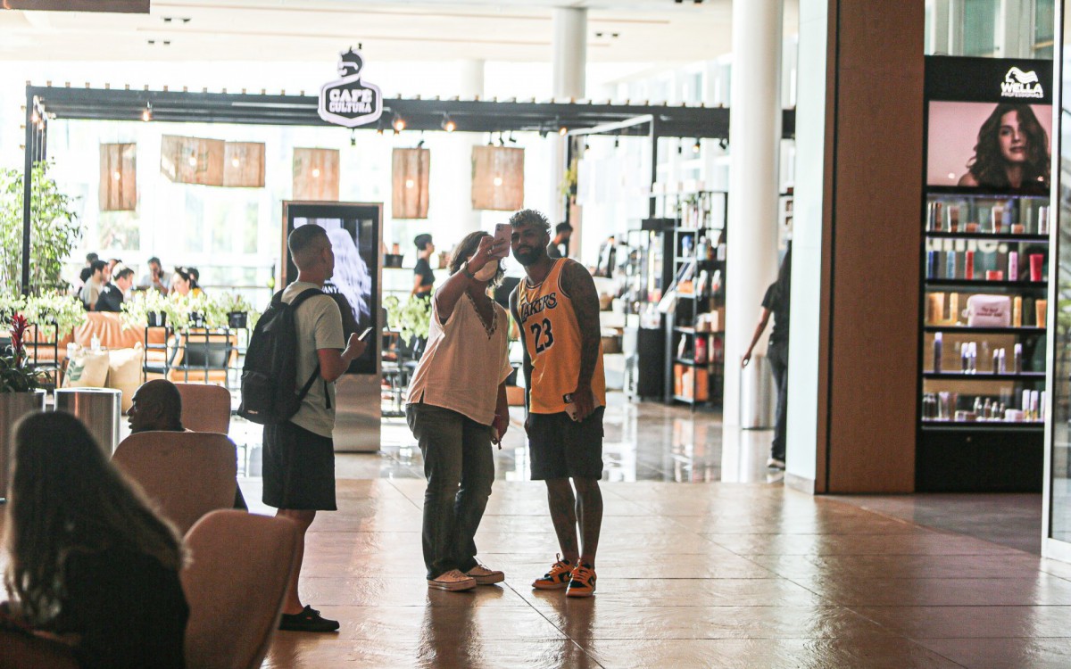 Gabigol passeia em shopping da Zona Oeste do Rio