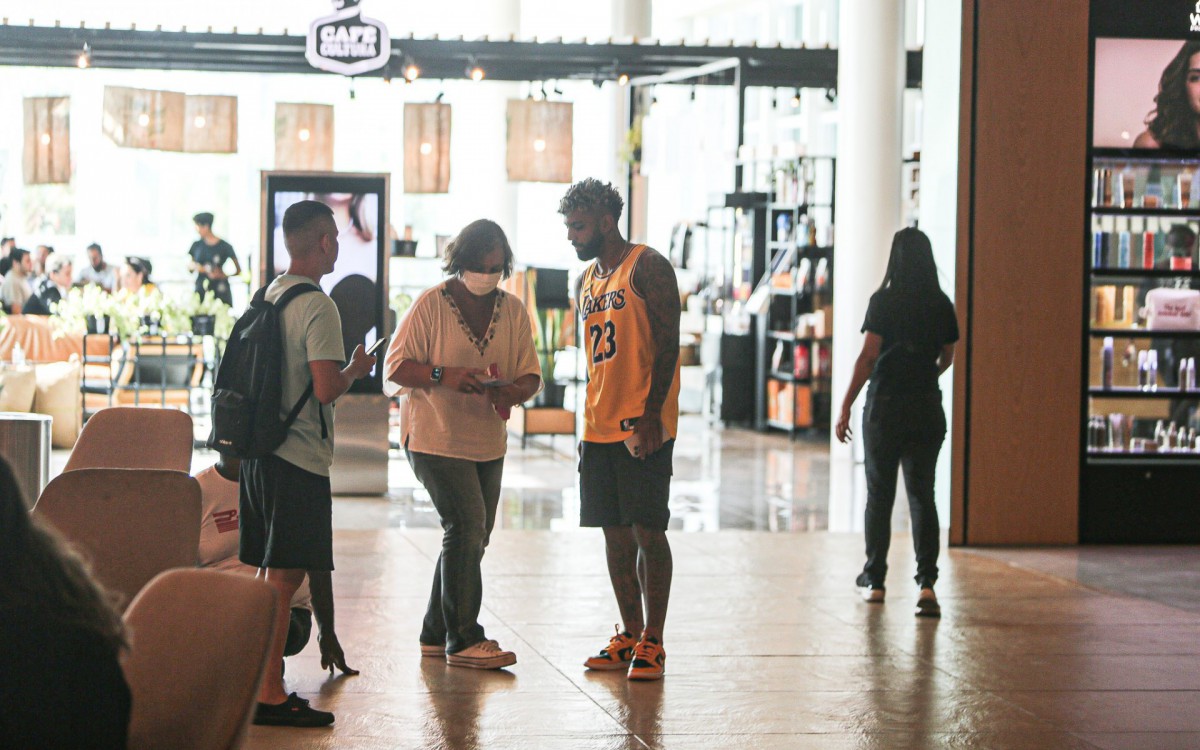 Gabigol passeia em shopping da Zona Oeste do Rio