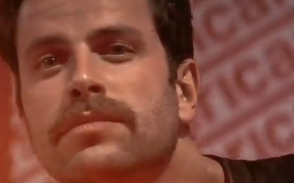 Gustavo encara a câmera - Reprodução