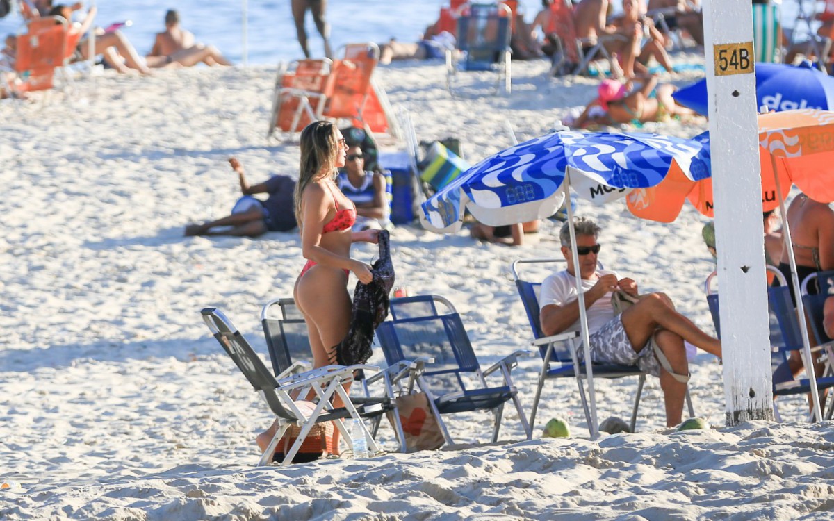 Carol Portaluppi e Renato Ga&uacute;cho curtem dia de sol na Praia do Leblon, na Zona Sul do Rio
