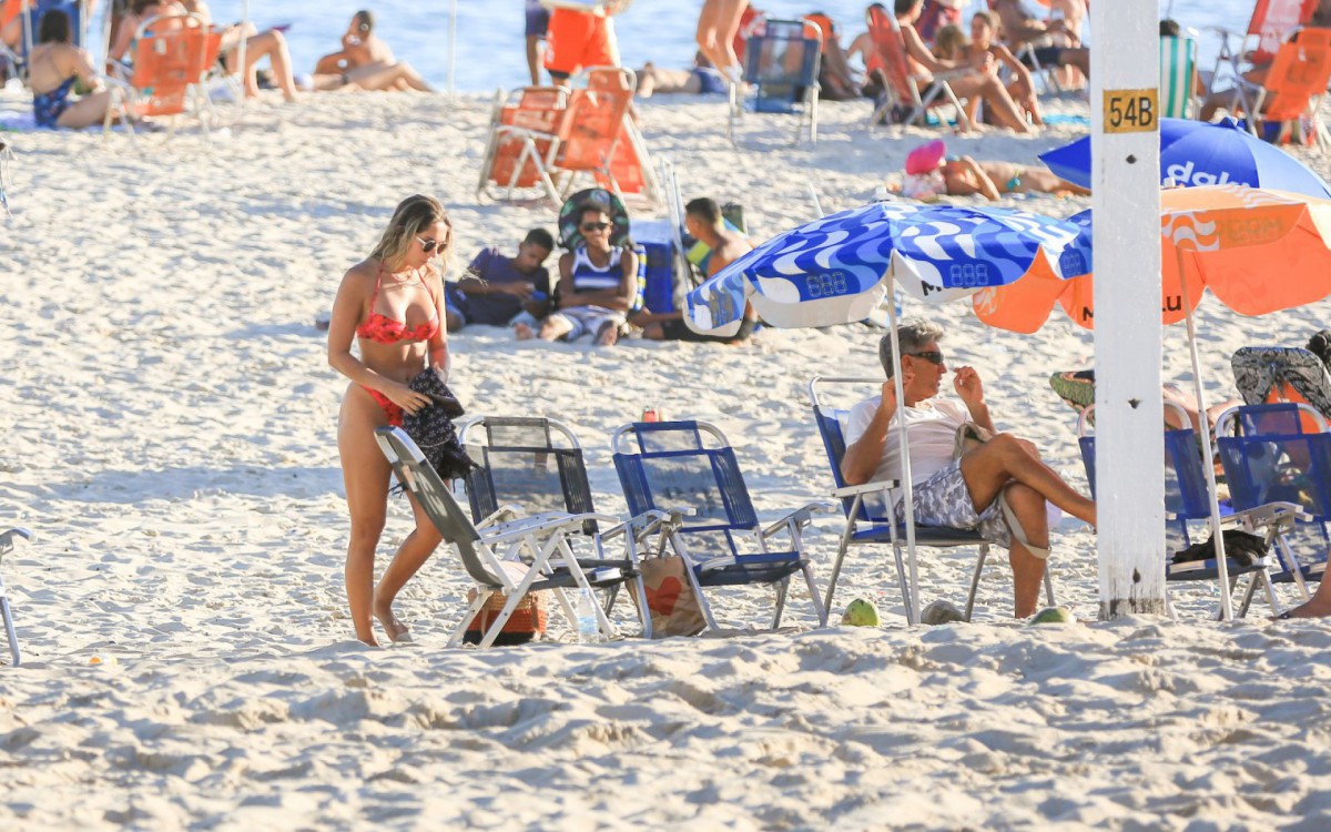 Carol Portaluppi e Renato Ga&uacute;cho curtem dia de sol na Praia do Leblon, na Zona Sul do Rio