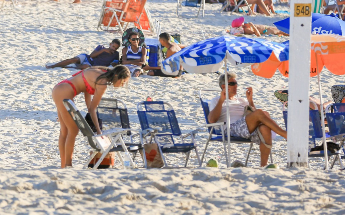 Carol Portaluppi e Renato Ga&uacute;cho curtem dia de sol na Praia do Leblon, na Zona Sul do Rio