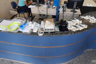 Trio é preso com drogas e arma