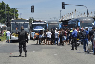Passageiros fazem protesto e impedem passagem de BRTs e ônibus em Guaratiba
