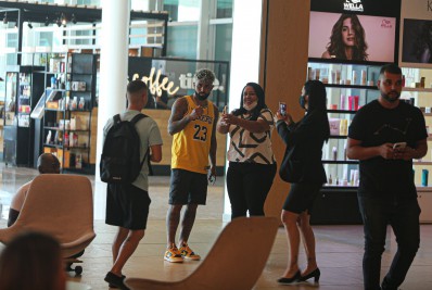 Gabigol posa com fãs em shopping do Rio