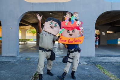 Bonecos vivos do Grupamento Ronda Escolar de Mesquita recepcionam estudantes mirins