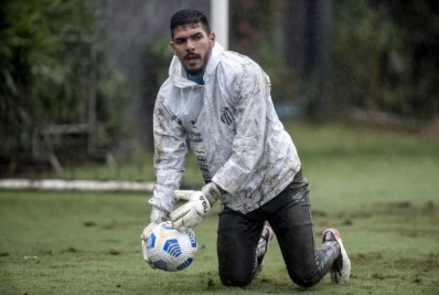 Empresário de João Paulo confirma ligação de 'intermediários do Flamengo' e revela valor que Santos quer para vender o goleiro 