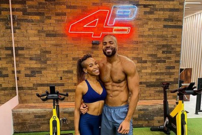 Karol Conká posa com o namorado em academia 