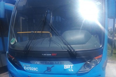 Carro avança sinal e bate de frente com ônibus do BRT em Jacarepaguá