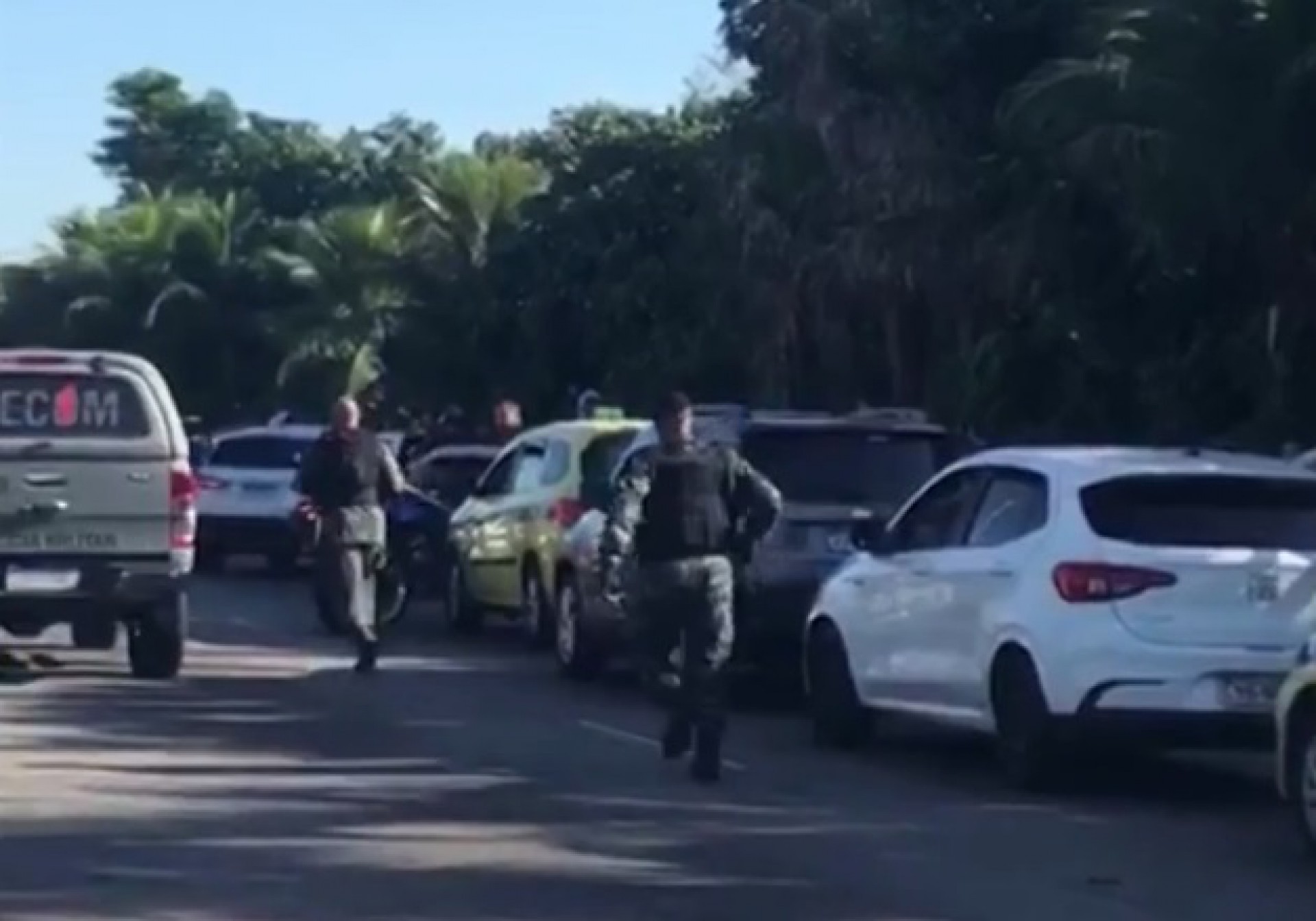 Imagens mostram momentos de pânico entre motoristas durante confronto entre PMs e bandidos - Reprodução/TV Globo