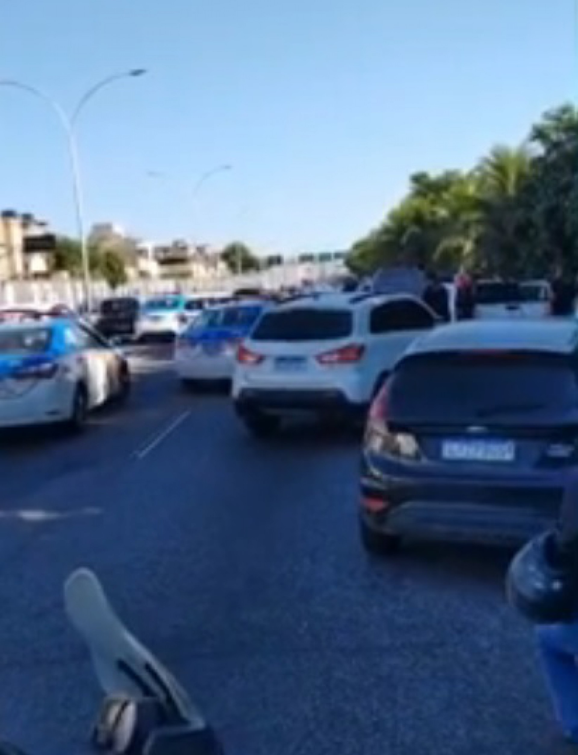 Imagens mostram momentos de pânico entre motoristas durante confronto entre PMs e bandidos - Reprodução/TV Globo