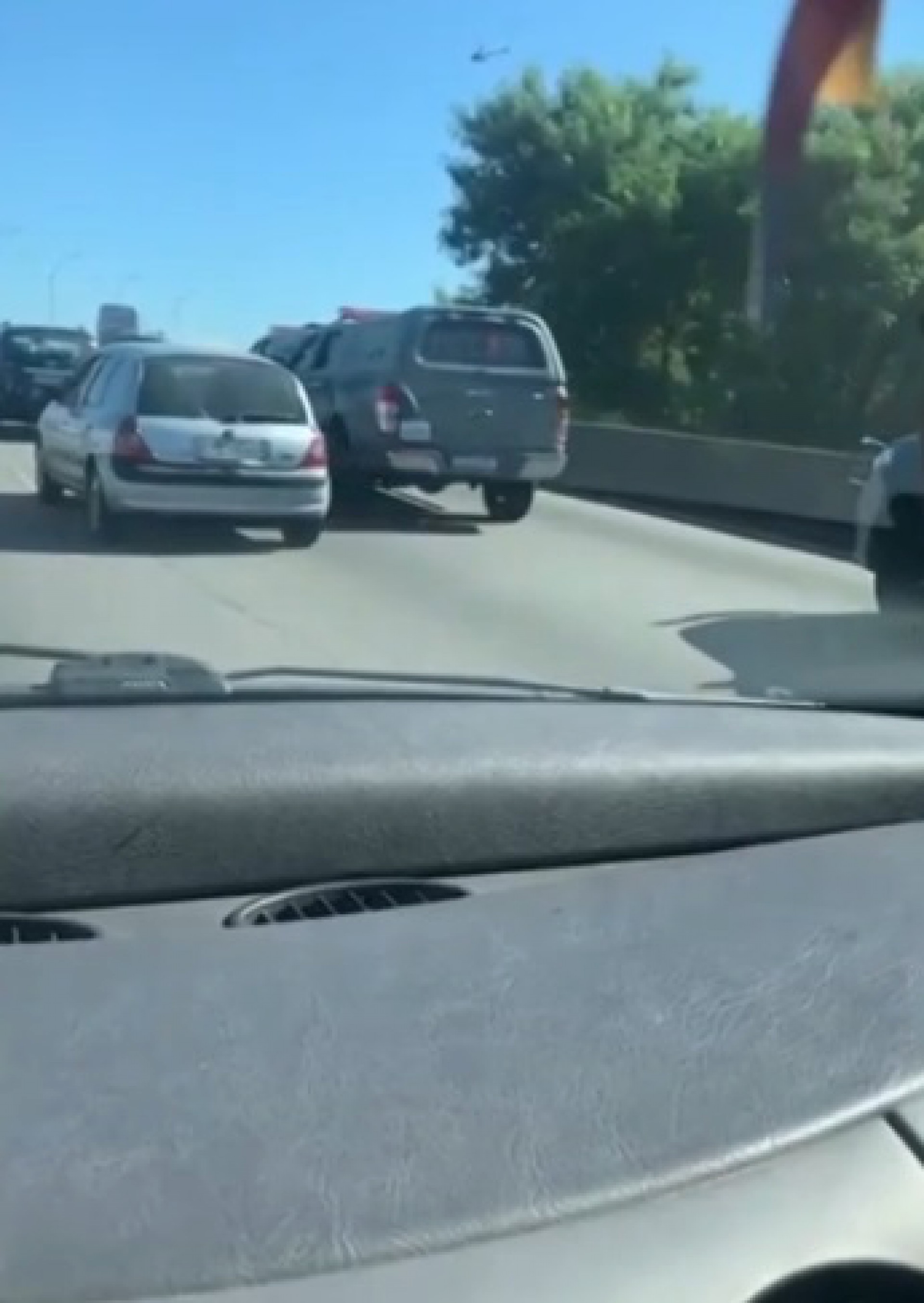 Imagens mostram momentos de pânico entre motoristas durante confronto entre PMs e bandidos - Reprodução/TV Globo